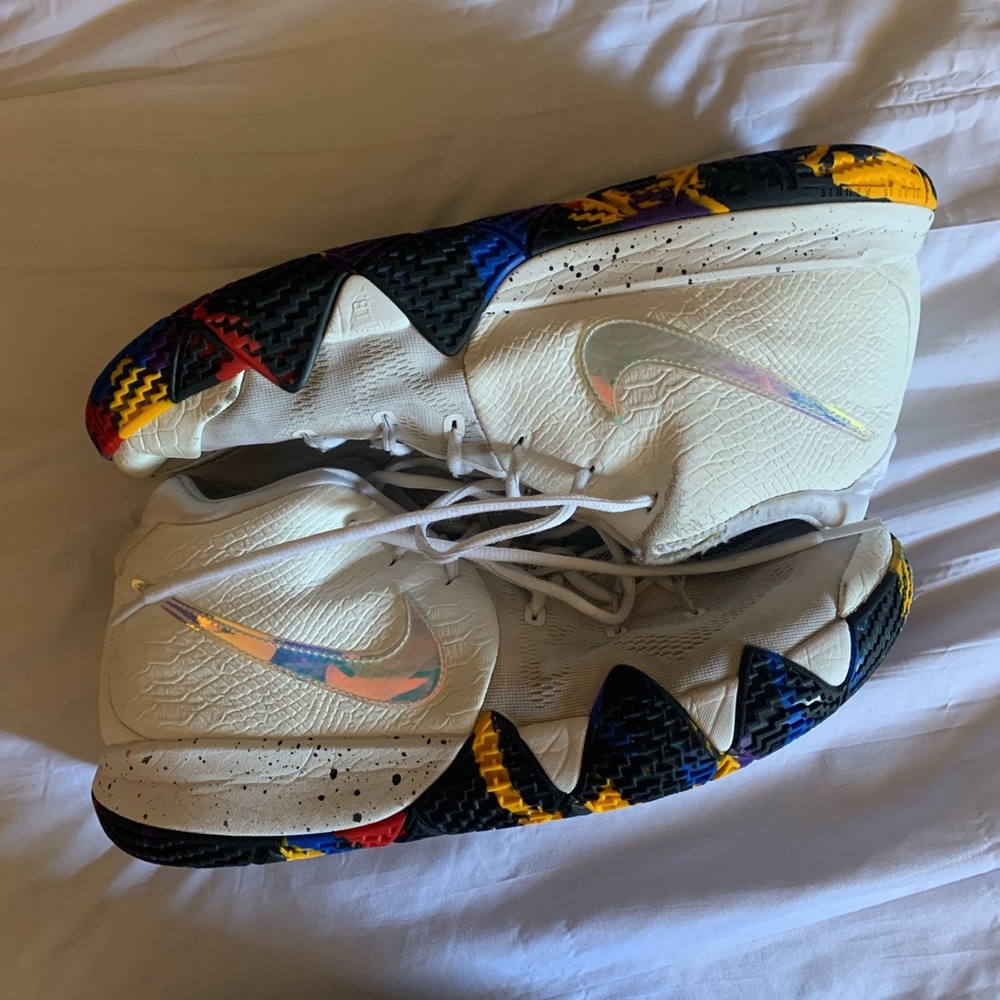 Kyrie 4s march madness addition.